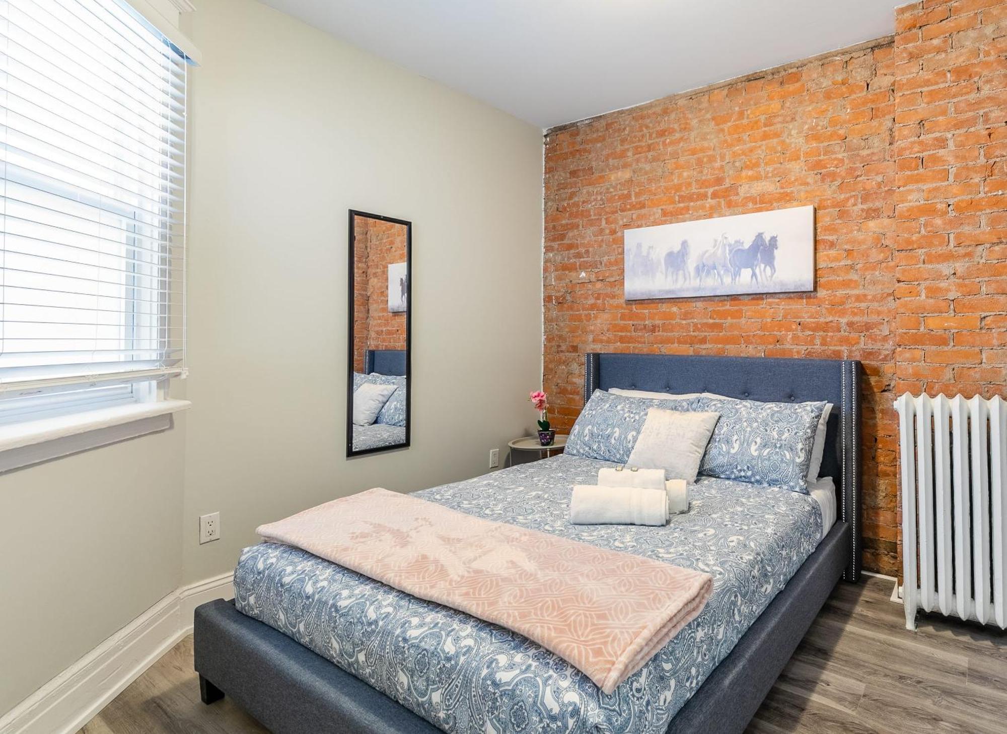 Cozy Condo On James Street North Hamilton Bagian luar foto